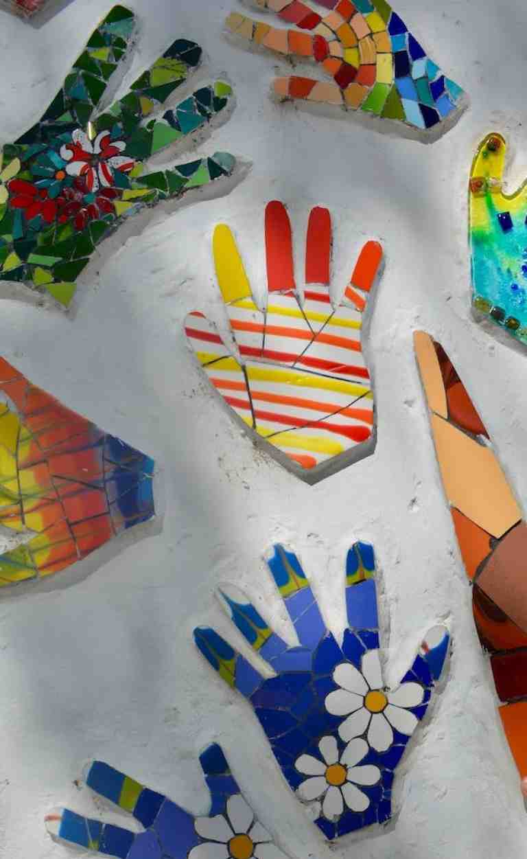 manos hechas en artesania cerámica