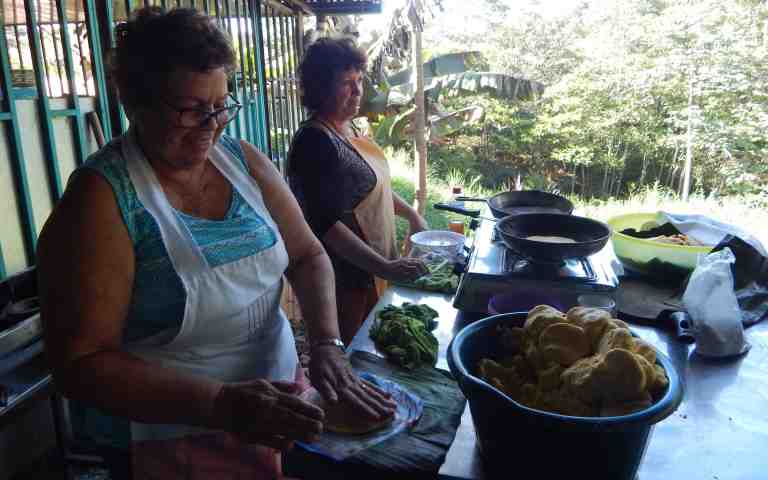 cocineras preparando alimento para el festival del maíz