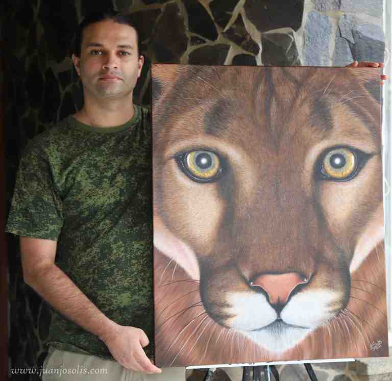 juanjo sosteniendo su pintura de puma