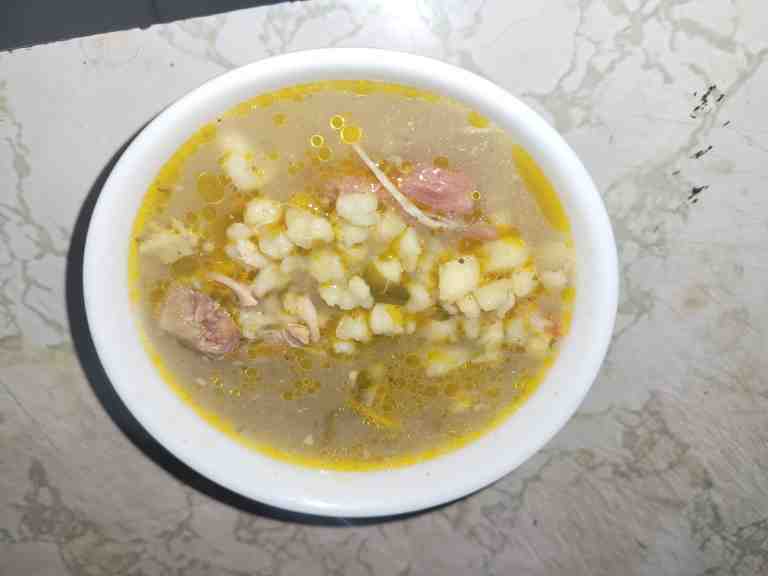 Pozol con cerdo en un plato hondo