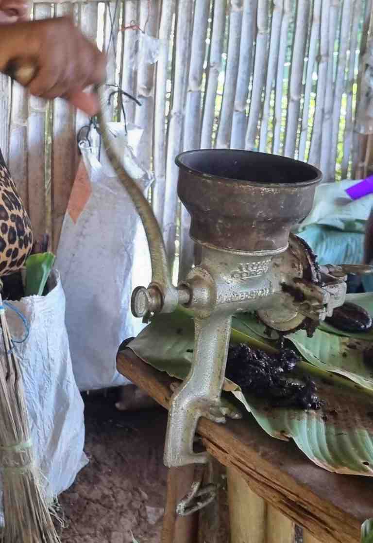 moliendo cacao