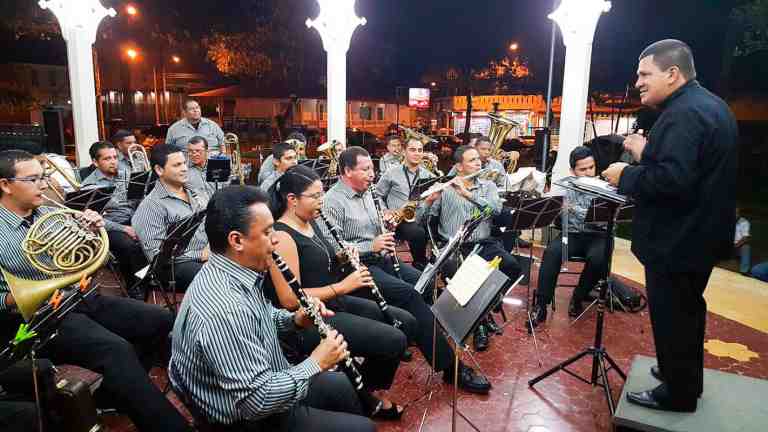 Banda de Conciertos de Guanacaste en un kiosco de una comunidad en Guanacaste