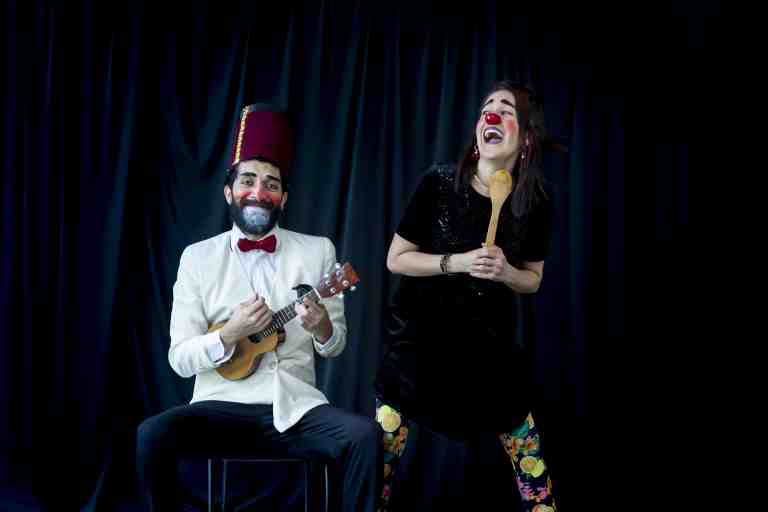 Una cantante y un guitarrista llegan a realizar su espectáculo, con la intención de compartir sus canciones, en un recital lleno de virtuosismo y sorpresas