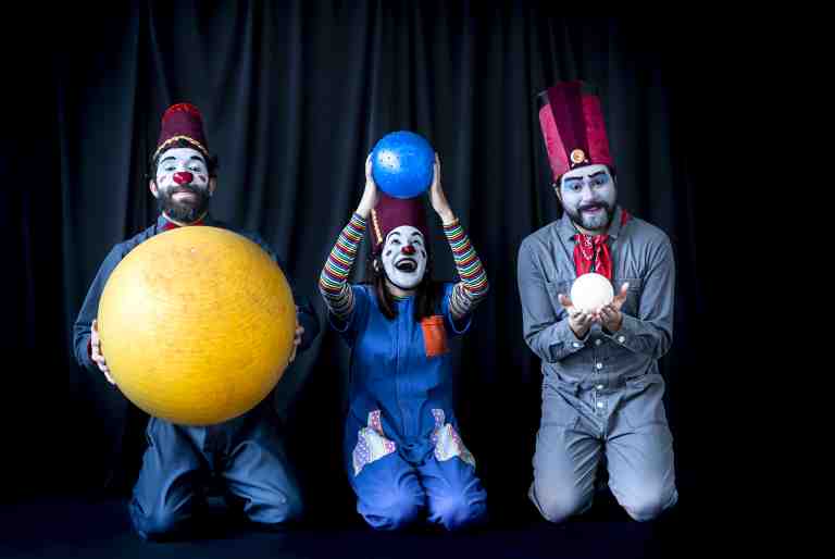 El clown como el arte de la inocencia y la sencillez permite al colectivo intervenir la calle y las instituciones desde la pureza y la risa. 