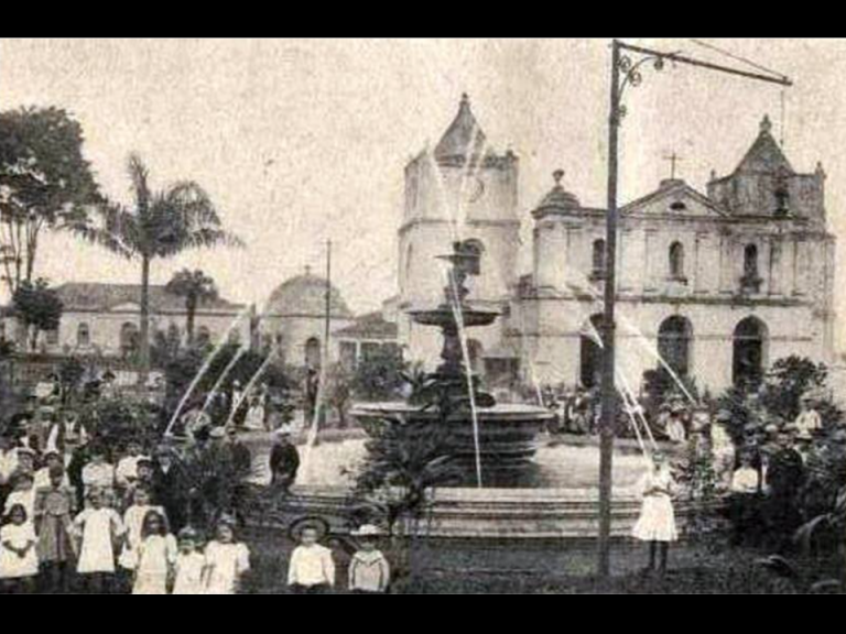 Fuente y Quiosco del Parque Central de Heredia
