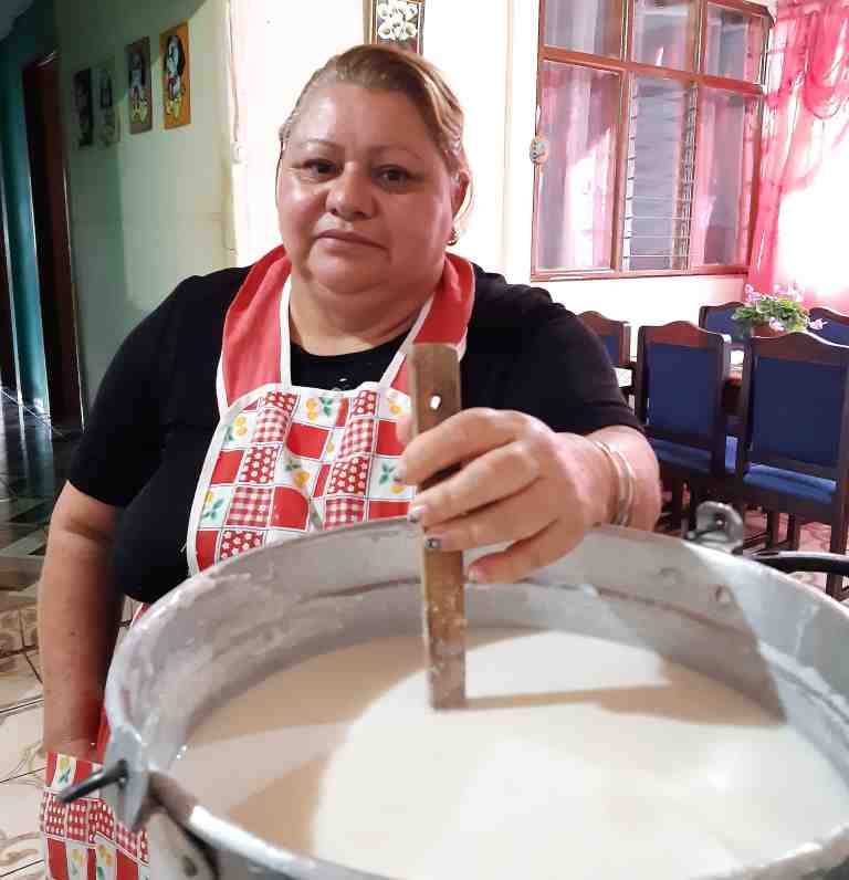 Mujer mezclando la masa del tamal