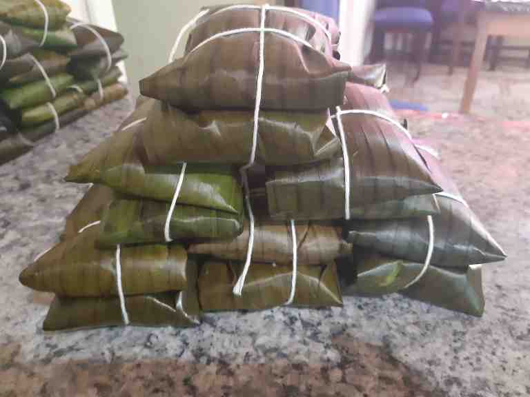 Piña de tamales apilado en forma de pirámide 