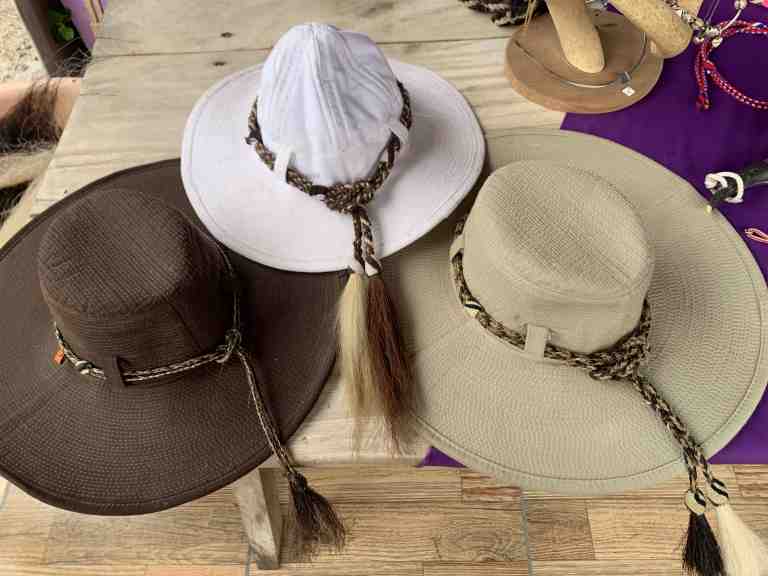 Sobreros decorados con fajas de crin de caballo