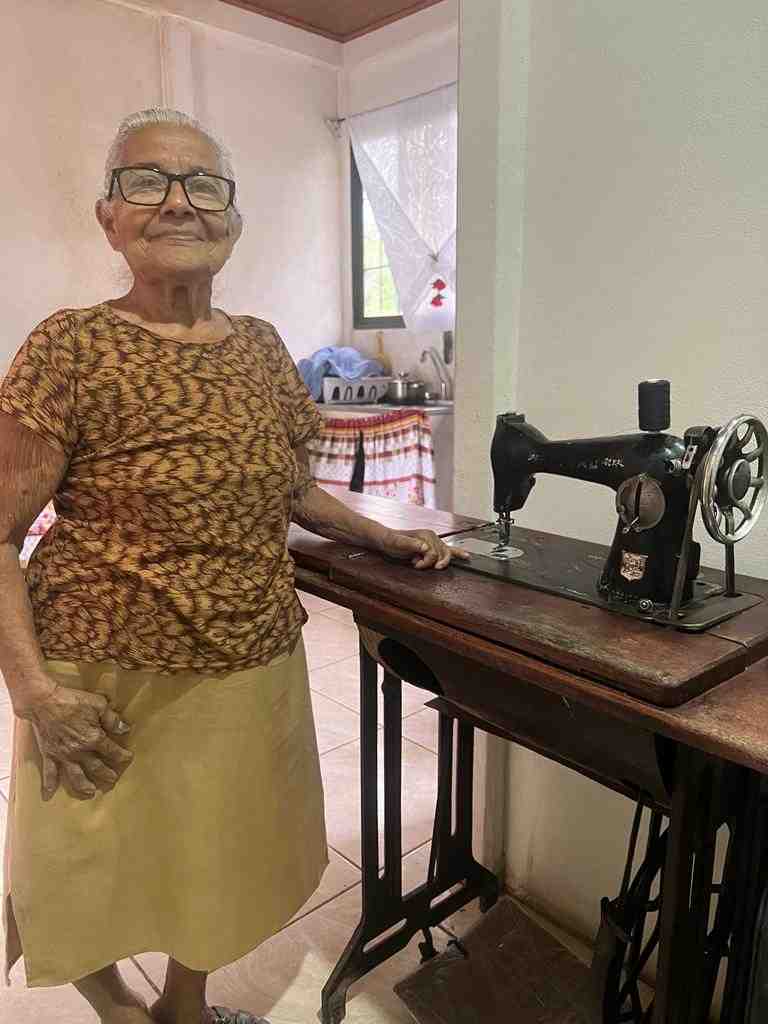Graciela Montalbán con su máquina de coser.
