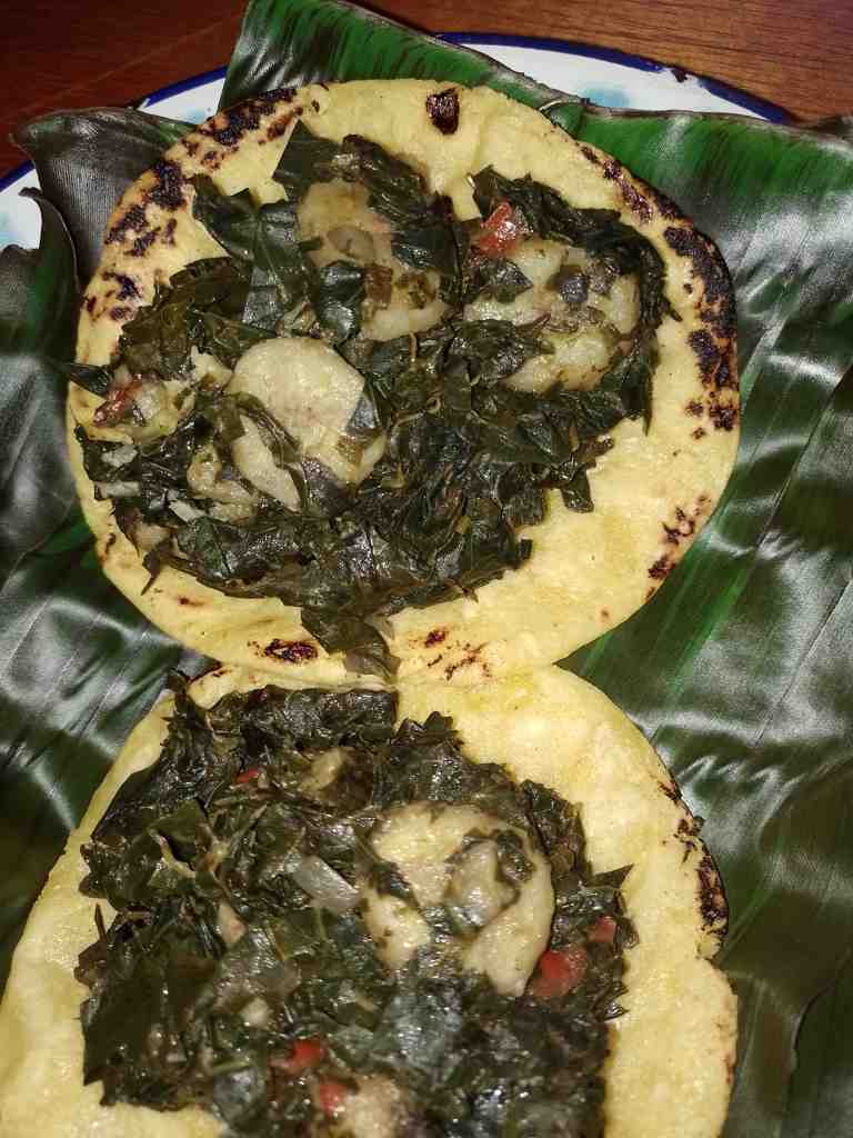 Picadillo servido con tortilla palmeada colocado en un plato con hoja de platano 