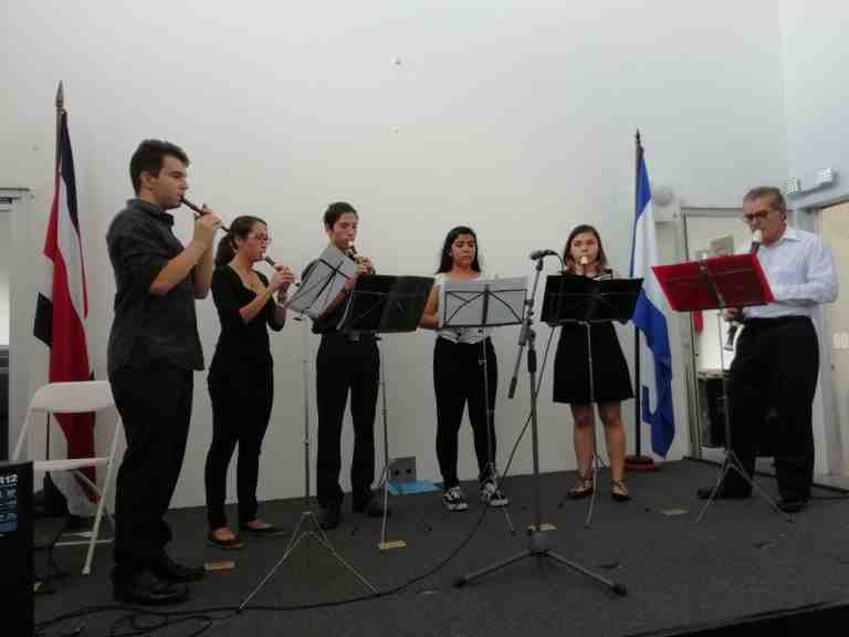 Alumnos de flauta traversa y su profesora en el primer recital 2018